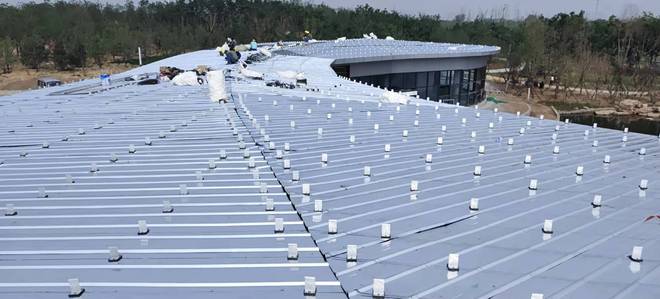 鋁鎂錳屋面板會被大風掀翻？抗風夾具是關鍵